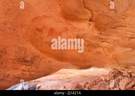 L'Hueco Pictograph Panel è situato in un'alcova nel Seven Mile Canyon vicino a Moab, Utah. I dipinti sono stati eseguiti nello stile del Barrier Canyon intorno al 30 Foto Stock