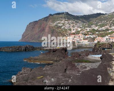 Vista verso il porto dell'incantevole villaggio di Camara de Lobos Madeira Portogallo EU da Praia Coastal Path in una soleggiata giornata di primavera Foto Stock