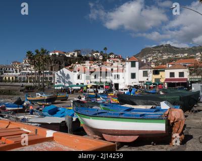 Ormeggiate barche da pesca sulla spiaggia del grazioso villaggio turistico di Camara do Lobos Madeira Portogallo UE Foto Stock