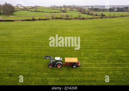 Rosscarbery, West Cork, Irlanda. 22nd Mar 2022. In una giornata calda ma molto intensa, l'agricoltore Ivan Jennings distribuisce il fertilizzante Sulphercan utilizzando un trattore Fendt 818 e uno spanditore Bredall. Ivan e suo fratello John fattoria caseificio e dissodamento su 350 ettari, con questo campo in preparazione per la produzione di insilato. Credit: AG News/Alamy Live News Foto Stock