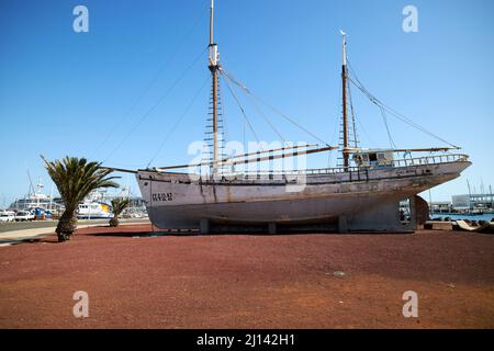 doppio albero vecchio legno isole canarie barca di pesca m del rosario a riva in piedi a puerto naos arrecife lanzarote isole canarie spagna Foto Stock