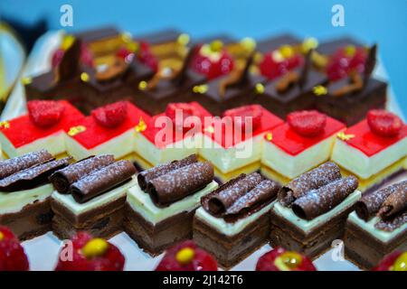 Pasticceria francese. Torta al cioccolato macaron e altri in mostra una pasticceria Foto Stock