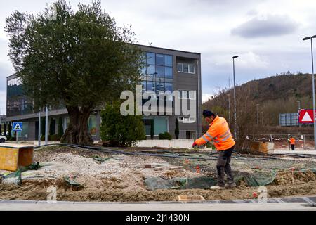 Pamplona, Spagna 22 marzo, persone che svolgono compiti per ampliare la strada che attraversa la città Foto Stock