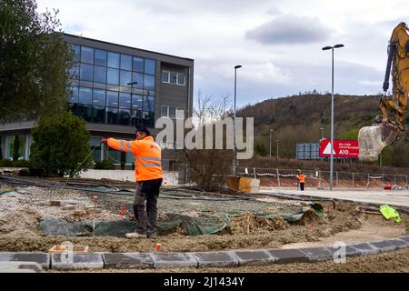 Pamplona, Spagna 22 marzo, persone che svolgono compiti per ampliare la strada che attraversa la città Foto Stock