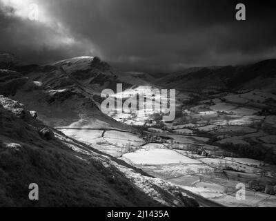 Un'immagine infrarossa in bianco e nero di Robinson sopra la Newlands Valley da Cat Bells nel Lake District National Park, Cumbria, Inghilterra. Foto Stock