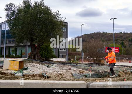 Pamplona, Spagna 22 marzo, persone che svolgono compiti per ampliare la strada che attraversa la città Foto Stock