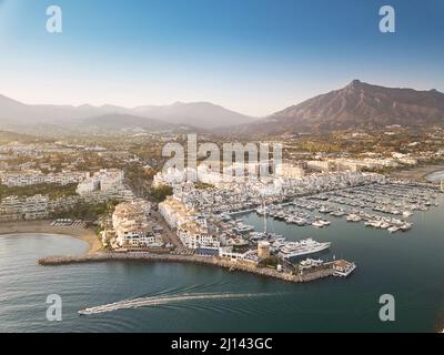 Prospettiva aerea del drone di bel tramonto sulla lussuosa Puerto Banus Bay a Marbella, Costa del Sol. Stile di vita costoso, yacht di lusso. Foto Stock