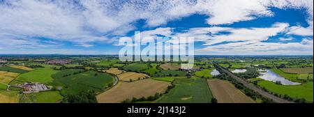 Sandbach, Cheshire dall'alto preso dal drone, che mostra Sandbach e le zone circostanti come Wheelock, Elworth, Ettiley Heath, Middlewich e Wheelock Foto Stock