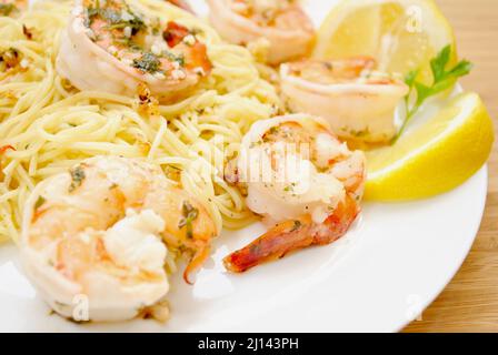 Pasto di Jumbo Tiger Shrimp Scampi & Pasta Foto Stock