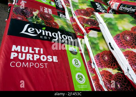 Sacchetti di plastica di composto multiuso di Levington per la vendita ad un centro del giardino da usare quando giardinaggio repotting le piante, coltivando le verdure e la frutta nel Regno Unito Foto Stock