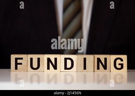 PAROLA DI FINANZIAMENTO scritta su blocco di legno, concetto di business Foto Stock