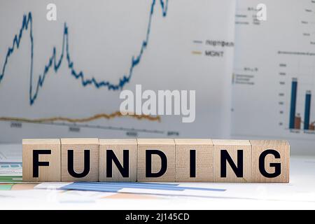 PAROLA DI FINANZIAMENTO scritta su blocco di legno, concetto di business Foto Stock