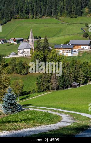 Vista panoramica sul paese montano di Santa Maddalena, Val di Funes, Alto Adige, Italia Foto Stock