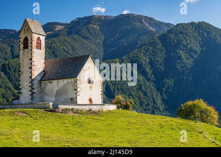 Chiesa di San Giacomo al Passo, Val di Funes, Alto Adige, Italia Foto Stock