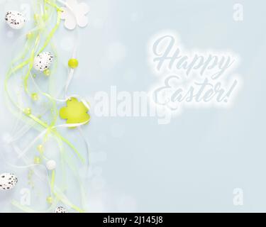 Carta di Pasqua. Decorazione pasquale con uova su sfondo blu con effetto bokeh, spazio copia e testo di congratulazioni buona Pasqua Foto Stock