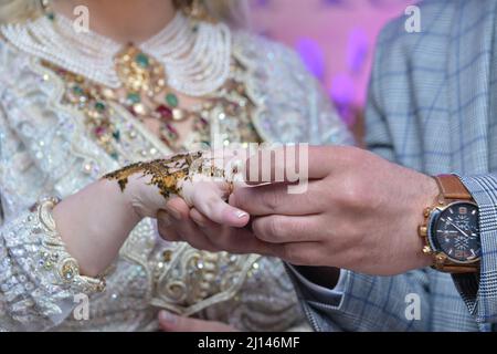 Giorno di nozze. Lo sposo mette l'anello sulla sposa la mano. Ingrandimento di foto Foto Stock