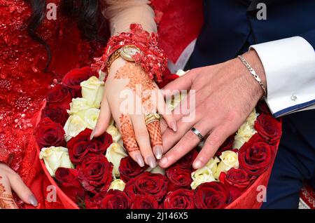 Henna Tattoo su mano di Bride.primo piano delle mani di coppia arabic ad un matrimonio, concetto di matrimonio/partenariato/impegno Foto Stock