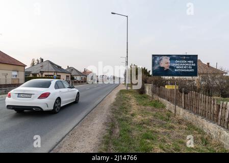 Un pass auto per il cartellone elettorale per il primo ministro ungherese Viktor Orban del partito Fidesz per strada. Mosonmagyarovar è la città dell'Ungheria nord-occidentale situata a circa 160 chilometri dalla capitale ungherese Budapest. Peter Marki-Zay sfiderà il primo ministro Viktor Orban nelle prossime elezioni parlamentari, che si terranno il 3rd aprile 2022. Foto Stock