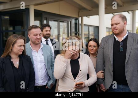 La famiglia di Corrie McKeague (da sinistra a destra) Leah McElrea, fratello Daroch McKeague, madre Nicola Urquhart, e fratello Makeyan McKeague, parlando con i media fuori dalla corte di Suffolk Coroner, Ipswich, Suffolk, a seguito di un verdetto all'insuicidio. La giuria di Inquest ha registrato in una conclusione narrativa che il signor McKeague è morto a circa 4,20am a Bury St Edmunds a causa di "asfissia compressiva associata a lesioni multiple". Il sig. McKeague è scomparso il 24 2016 settembre a Bury St Edmunds. Data foto: Martedì 22 marzo 2022. Foto Stock