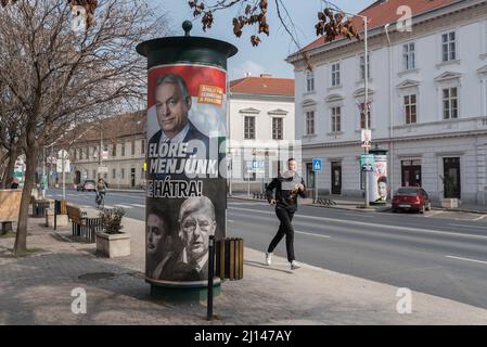 Mosonmagyarovar, Ungheria. 18th Mar 2022. Un runner passa per la strada da un manifesto elettorale di Peter Marki-Zay, leader della coalizione ungherese di opposizione unita per l'Ungheria. Mosonmagyarovar è la città dell'Ungheria nord-occidentale situata a circa 160 chilometri dalla capitale ungherese Budapest. Peter Marki-Zay sfiderà il primo ministro Viktor Orban nelle prossime elezioni parlamentari, che si terranno il 3rd aprile 2022. (Foto di Tomas Tkacik/SOPA Images/Sipa USA) Credit: Sipa USA/Alamy Live News Foto Stock