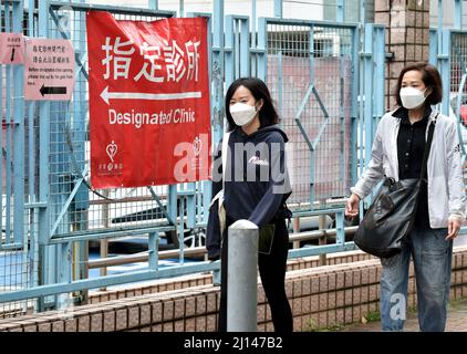 Hong Kong, Cina. 22nd Mar 2022. I cittadini che indossano maschere facciali camminano verso una clinica a Hong Kong, Cina meridionale, 22 marzo 2022. Credit: Lo Ping Fai/Xinhua/Alamy Live News Foto Stock