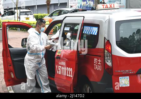 Hong Kong, Cina. 22nd Mar 2022. Un conducente disinfetta un taxi designato per il controllo epidemico a Hong Kong, Cina meridionale, 22 marzo 2022. Credit: Lo Ping Fai/Xinhua/Alamy Live News Foto Stock