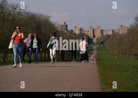 Persone che camminano lungo la Long Walk a Windsor, Berkshire. Data foto: Martedì 22 marzo 2022. Foto Stock