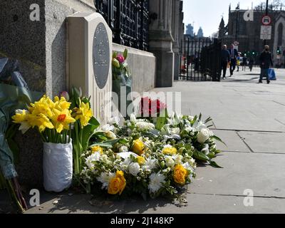 Parliament Square, Londra, Regno Unito. 22nd Mar 2022. Fiori e tributi sono partiti in Piazza del Parlamento dopo il servizio all'Abbazia di Westminster in occasione del 5th anniversario dell'attacco terroristico del Ponte di Westminster. Credit: Matthew Chattle/Alamy Live News Foto Stock