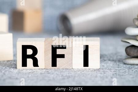 Blocco di lettere in parola RFI di richiesta di informazioni su sfondo legno Foto Stock