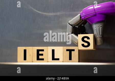 Blocchi di legno con la parola IELTS - test internazionale standardizzato della lingua inglese Foto Stock