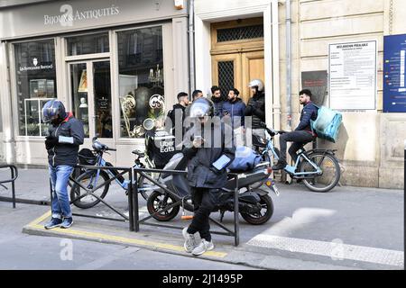 Uber mangia i ragazzi in attesa di consegna - Parigi - Francia Foto Stock