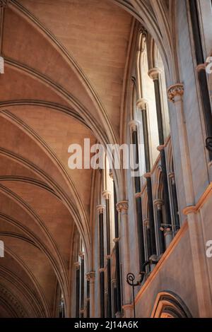 Foto verticale di un interno di un vecchio edificio architettonico Foto Stock