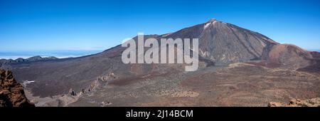 Vista verso il monte teide dall'ascesa al monte Guajara nel parco nazionale Las Canadas del Teide, Tenerife, Isole Canarie, Spagna Foto Stock