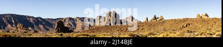 Vista panoramica sulle Roques de Garcia e flussi di lava solidificati nel paesaggio vulcanico del parco nazionale Las Canadas del Teide, Tenerife, C. Foto Stock