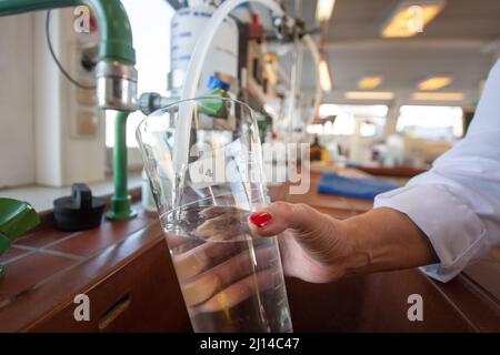 Magonza, Germania. 22nd Mar 2022. Stefanie Semsei, responsabile di laboratorio della nave MS Burgundy, lavora nel suo laboratorio di misurazione sulla nave. La nave esamina la qualità dell'acqua sul Reno, che fornisce anche acqua potabile. Credit: Sebastian Gollnow/dpa/Alamy Live News Foto Stock