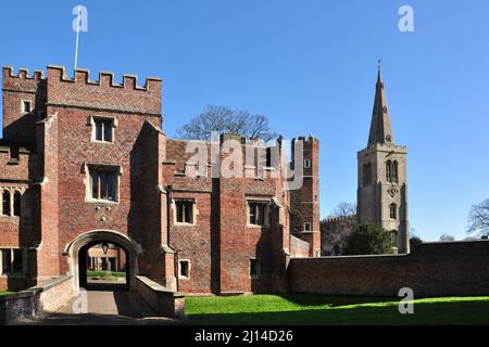 Buckden Towers e St Mary's Church nel villaggio di Buckden, Cambridgeshire, Inghilterra, Regno Unito Foto Stock