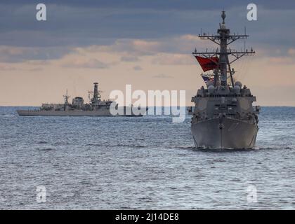 Oceano Atlantico, Stati Uniti. 15 marzo 2022. La Royal Navy Duke-class fregate HMS Portland, a sinistra, si trasforma in una caccia al missile guidato USS Paul Ignatius della Marina degli Stati Uniti, di classe Arleigh Burke, durante gli esercizi congiunti, il 15 marzo 2022 nell'Oceano Atlantico. Credit: MC1 Eric coffer/Planetpix/Alamy Live News Foto Stock