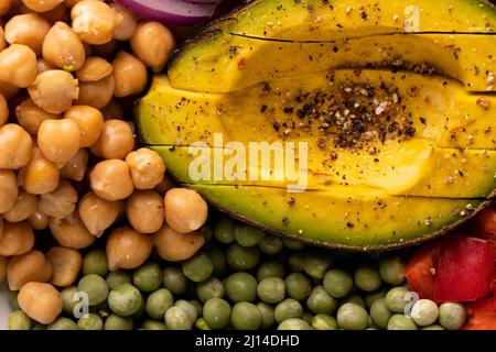 Vista ravvicinata di ceci freschi e piselli con avocado Foto Stock