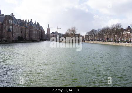 L'Aia, Paesi Bassi - 25 febbraio 2022: Cortile stagno vicino Binnenhof, casa del parlamento olandese, chiamato anche hofvijfer Foto Stock