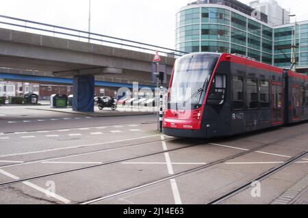 L'Aia, Paesi Bassi - 25 febbraio 2022: Tram moderno nel centro della città dell'Aia Foto Stock