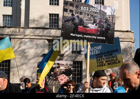 Il 19th 2022 marzo, giorno 24 della guerra in Ucraina, i manifestanti dimostrano di fronte a Downing Street, Londra, di opporsi alla guerra di Putin contro l'Ucraina Foto Stock