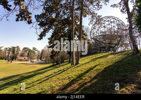 Xantus Janos sfera punto di vista gombkilato in Balatonboglar Ungheria nella natura verde . Foto Stock