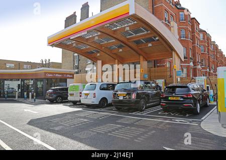 La nuova stazione di ricarica della Shell, compagnia petrolifera, si trova su Fulham Road, West London, Regno Unito. Il piazzale occupato del garage fornisce solo la carica elettrica. Foto Stock