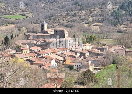 Camon Ariege Francia. 03.22.22 Vista panoramica del paese, tetti in terracotta e castello fortificato. Campanile con guglia in ardesia. Bui a graticcio Foto Stock