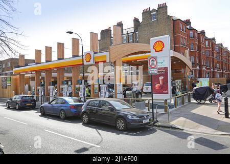 La nuova stazione di ricarica della Shell, compagnia petrolifera, si trova su Fulham Road, West London, Regno Unito. Il piazzale occupato del garage fornisce solo la carica elettrica. Foto Stock