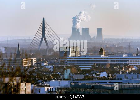 Vista verso il Ponte Fleher e le centrali elettriche alimentate a lignite Foto Stock