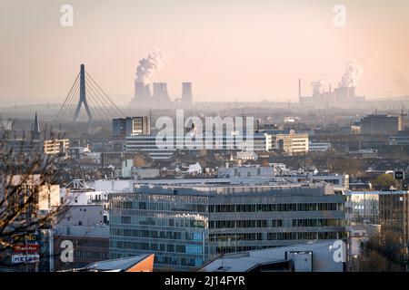 Vista verso il Ponte Fleher e le centrali elettriche alimentate a lignite Foto Stock