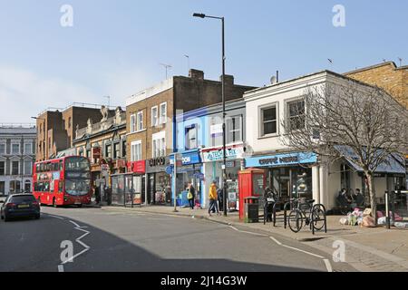 Negozi e caffetterie su Fulham Broadway e Fulham Road, un'area ricca di Londra occidentale, Regno Unito Foto Stock