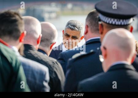 Londra, Regno Unito. 22nd Mar 2022. Il sindaco di Londra Sadiq Khan è visibilmente commosso mentre tiene un discorso per la presentazione. Una lapide commemorativa in memoria di coloro che hanno perso la vita negli atti di terrorismo su Westminster Bridge e New Palace Yard il 22nd marzo 2017, è svelata su Westminster Bridge con un minuto di silenzio, breve servizio e discorsi. All'evento partecipano famiglie e amici delle vittime, nonché Priti Patel, Sadiq Khan, la polizia, i servizi di emergenza e i membri del Parlamento. Credit: Imagplotter/Alamy Live News Foto Stock