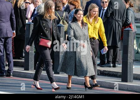 Londra, Regno Unito. 22nd Mar 2022. Presidi il Segretario di Stato Priti Patel. Una lapide commemorativa in memoria di coloro che hanno perso la vita negli atti di terrorismo su Westminster Bridge e New Palace Yard il 22nd marzo 2017, è svelata su Westminster Bridge con un minuto di silenzio, breve servizio e discorsi. All'evento partecipano famiglie e amici delle vittime, nonché Priti Patel, Sadiq Khan, la polizia, i servizi di emergenza e i membri del Parlamento. Credit: Imagplotter/Alamy Live News Foto Stock